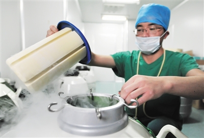 封闭抗体阴性患者如何做赠卵试管婴儿（为什么不检查封闭抗体就做赠卵试管婴儿）？